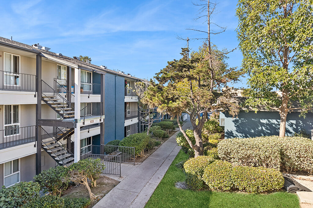 The Stratton Apartment Homes landscaped walkway