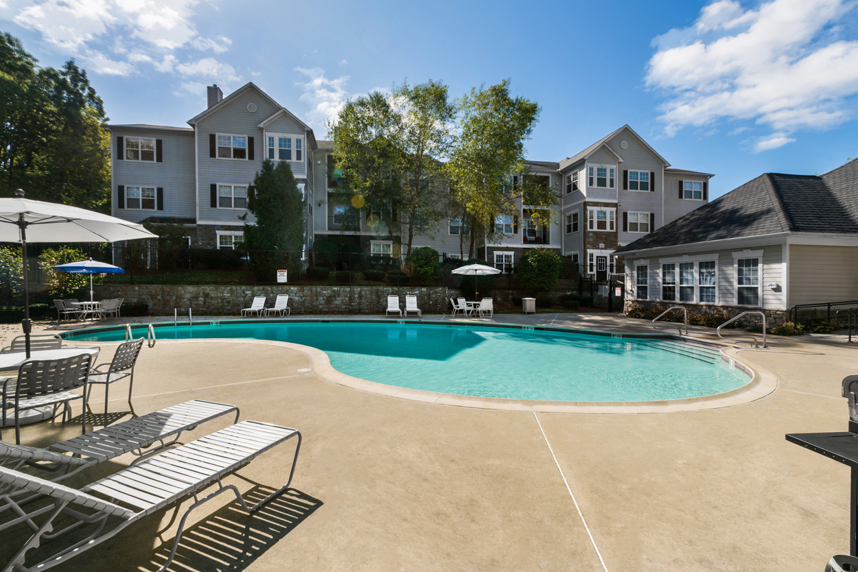 River Pointe at Den Rock pool and sundeck